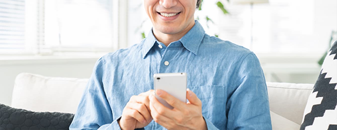 スマホで問い合わせをする男性の画像