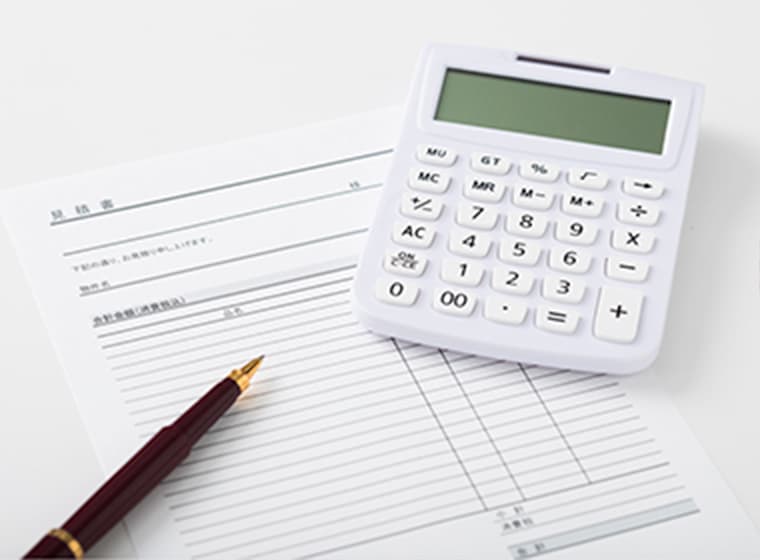 見積書と電卓の写真